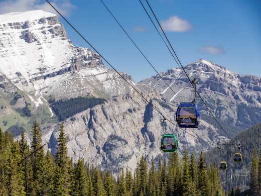 La gondole de Banff avec les montagnes en arrière-plan