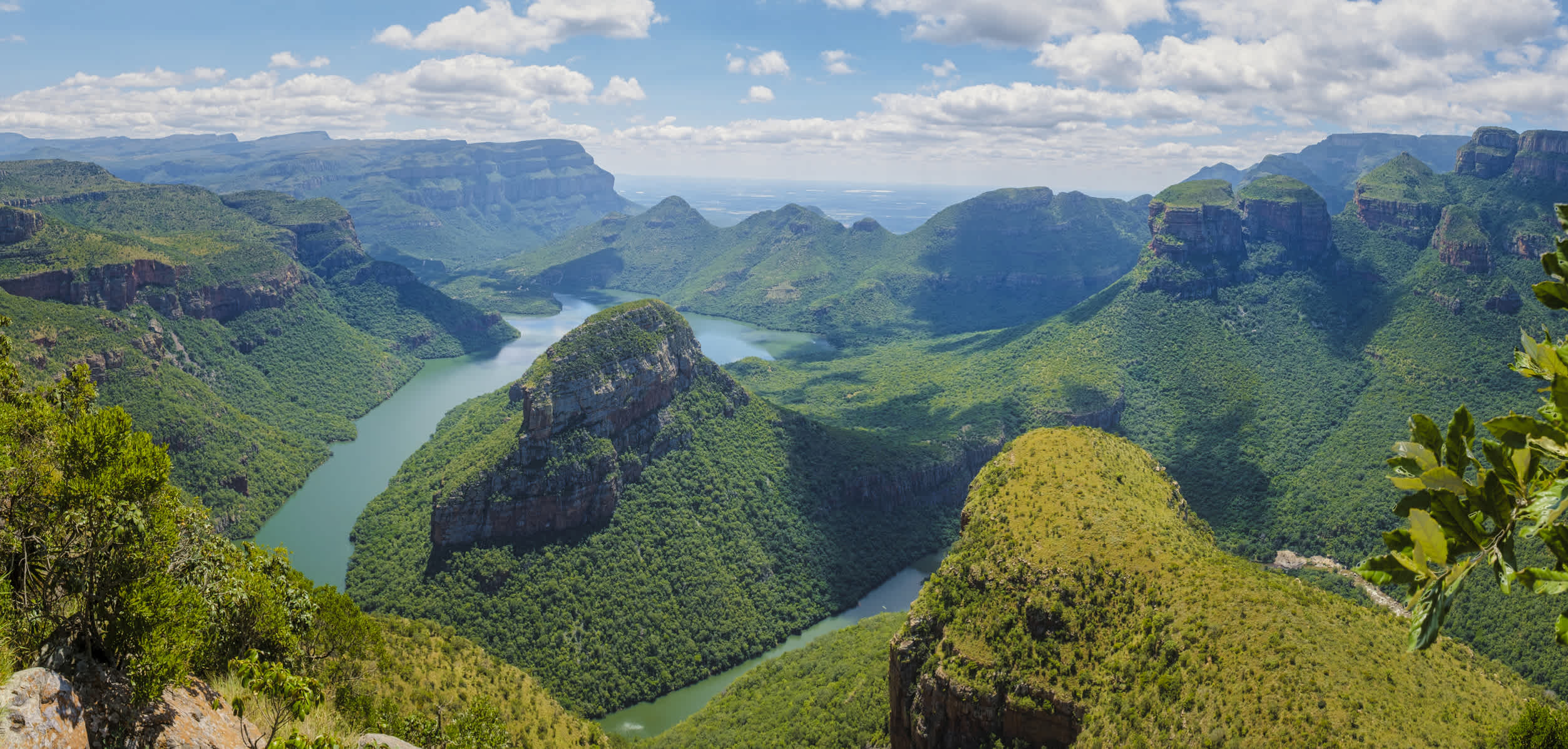 Panorama Route Südafrika, Blyde River Canyon mit den drei Rondavels, beeindruckender Blick auf drei Rondavels und den Blyde River Canyon in Südafrika.