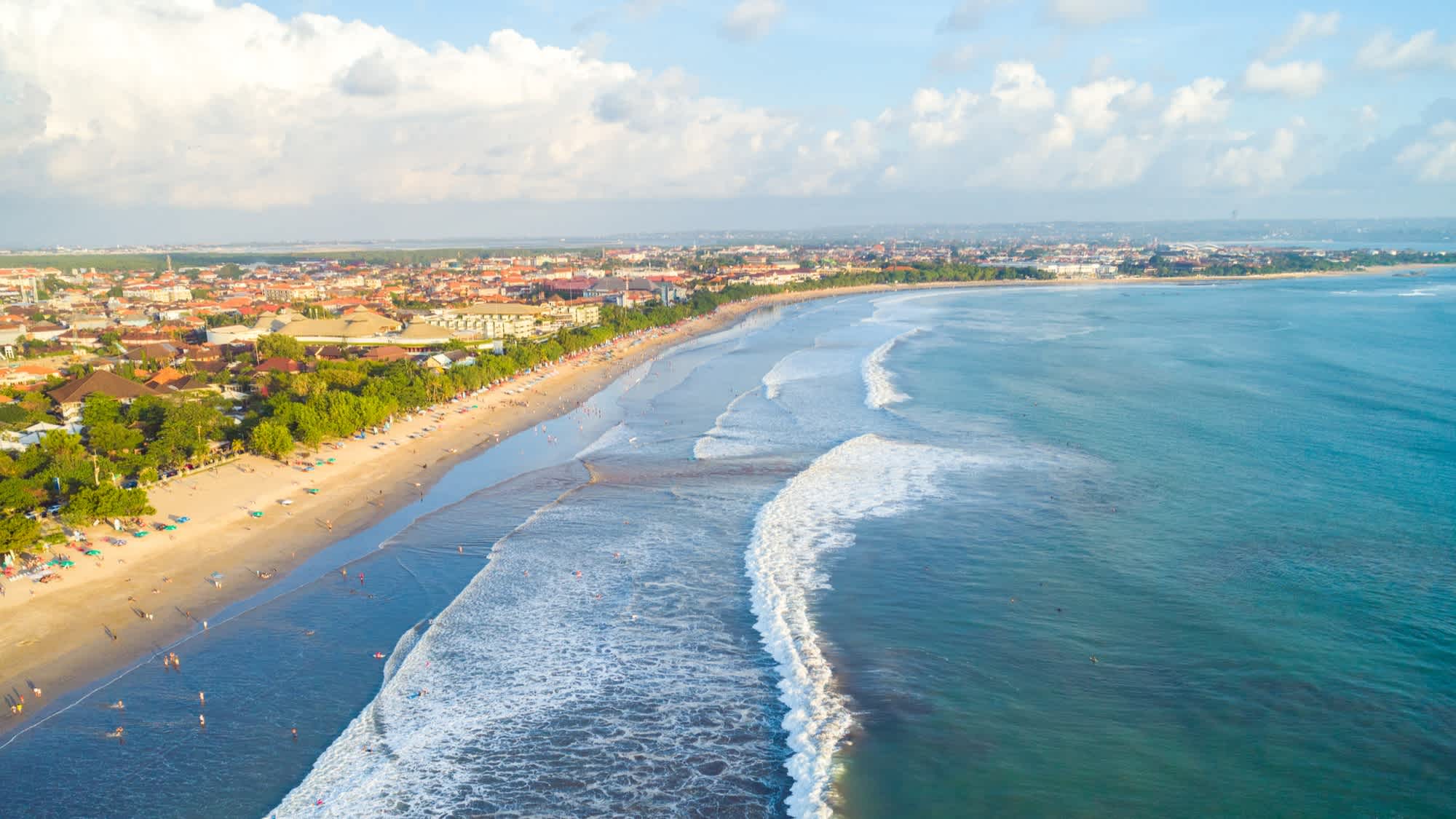 Vue aérienne d'une plage à Kuta, Bali, Indonésie.