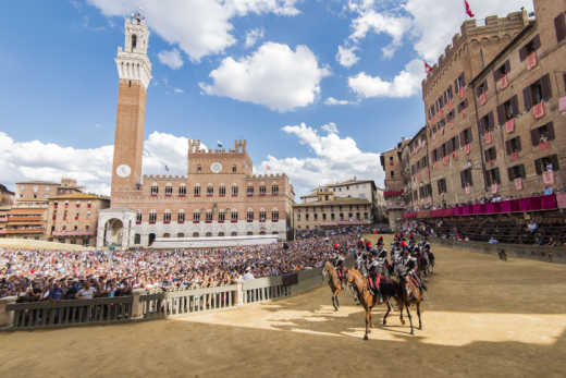 Planifier votre voyage à Sienne au moment du Palio di Siena, une course hippique organisée en plein coeur de la ville.