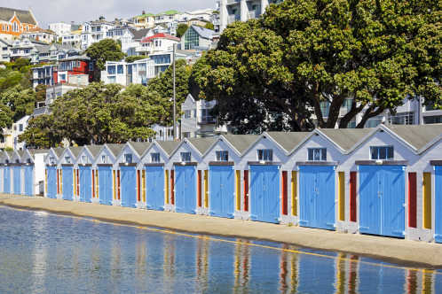 Schöne kleine bunte Bootshäuser in Wellington, Neuseeland