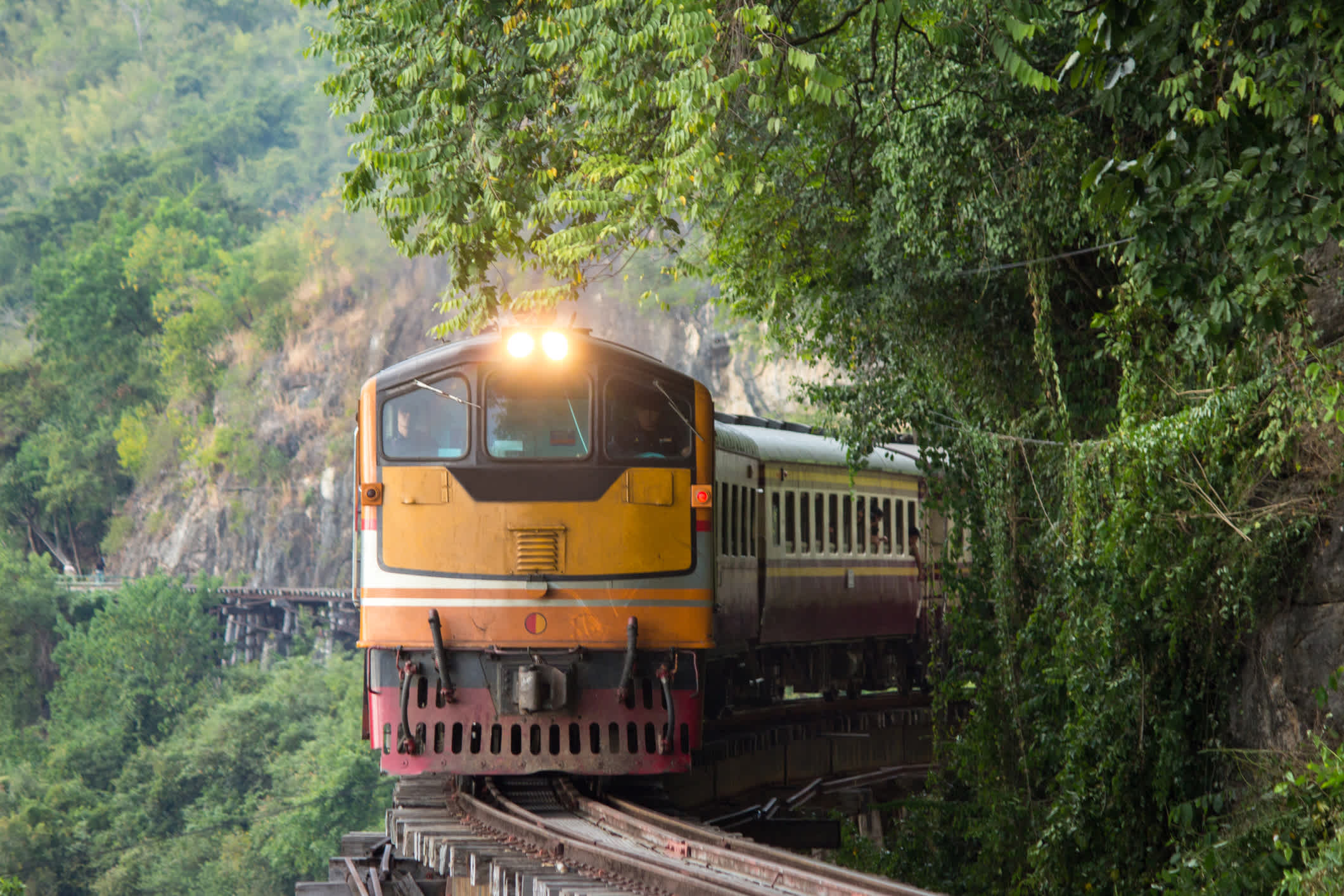 Trein in de buurt van Kanchanaburi in Thailand