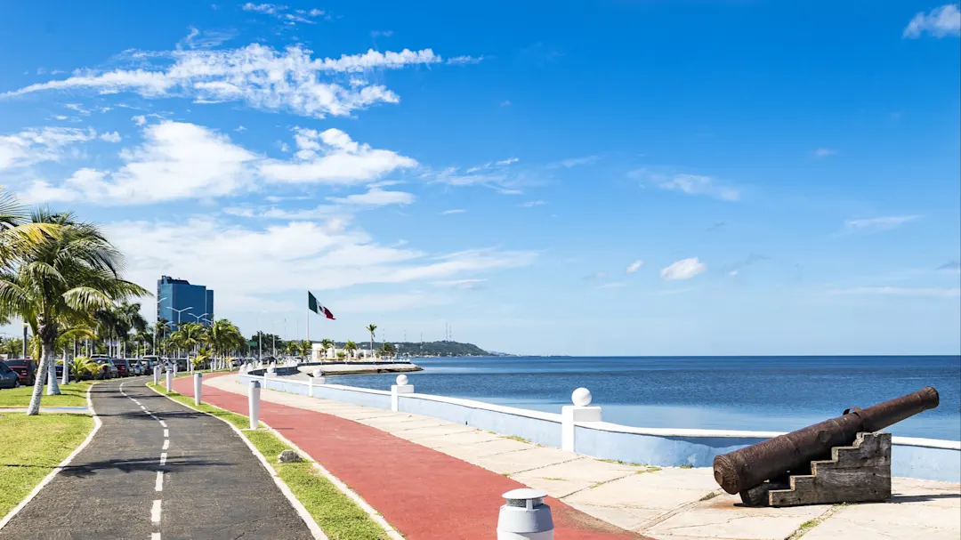 Promenade mit Radweg, Palme, Kanone und Blick auf den Golf von Mexiko. Campeche, Campeche, Mexiko.