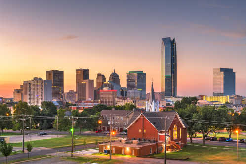 Skyline der Innenstadt in der Dämmerung, Oklahoma City, Oklahoma, USA.
