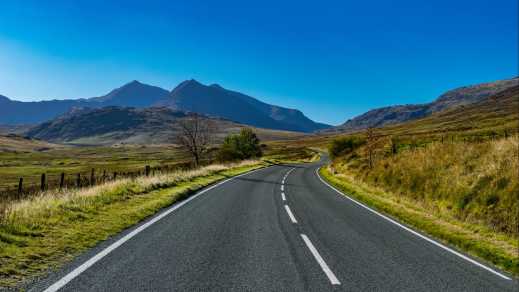 Bergstraße durch die Landschaft in Wales, Vereinigtes Königreich. 
