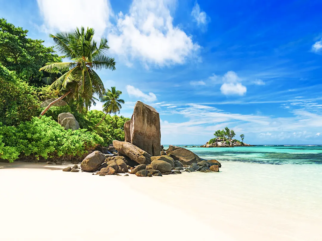 Blick auf den Strand Anse Royale auf Insel Mahe, Seychellen.