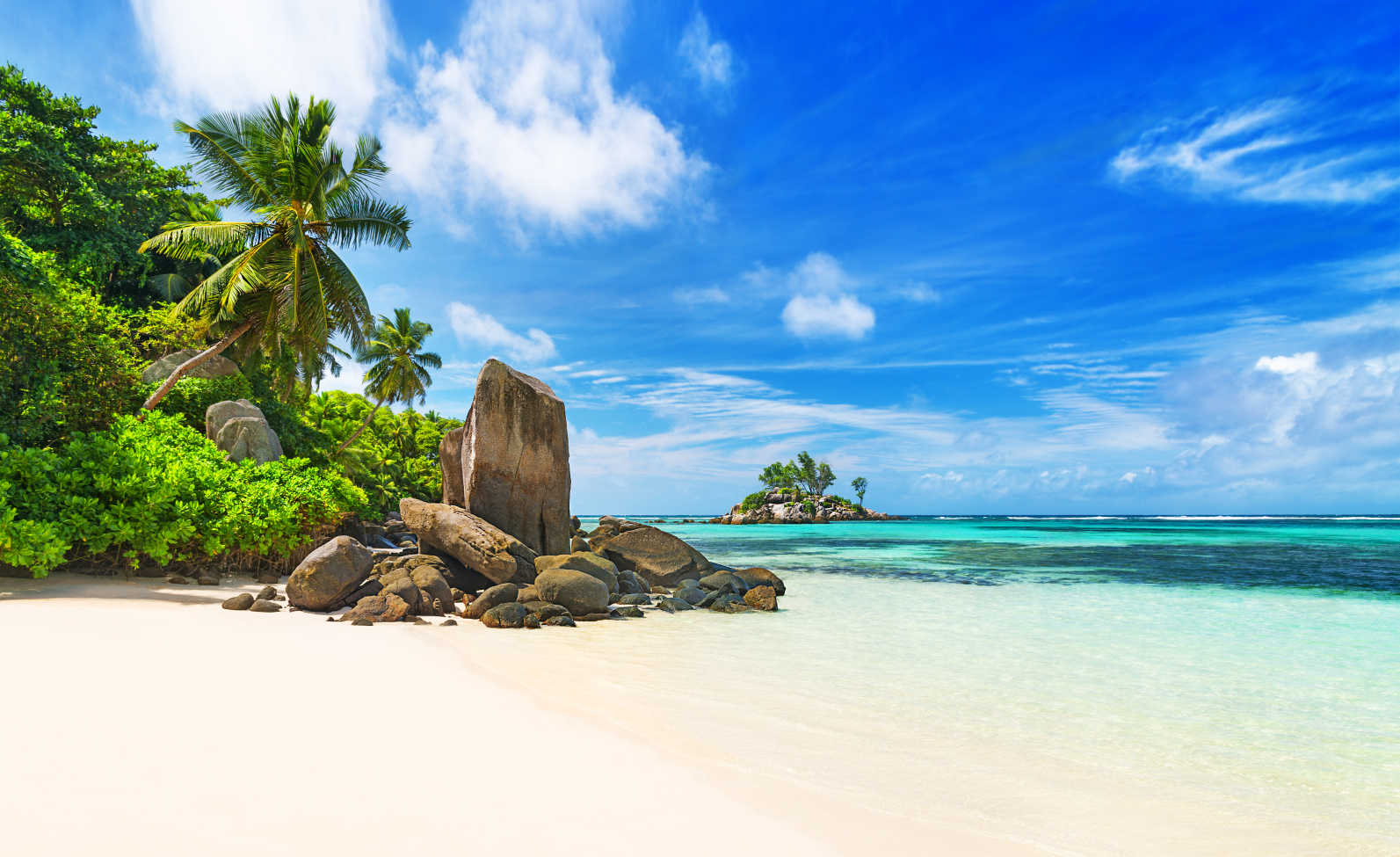 Vue de la plage d'Anse Royale sur l'île de Mahe, Seychelles.