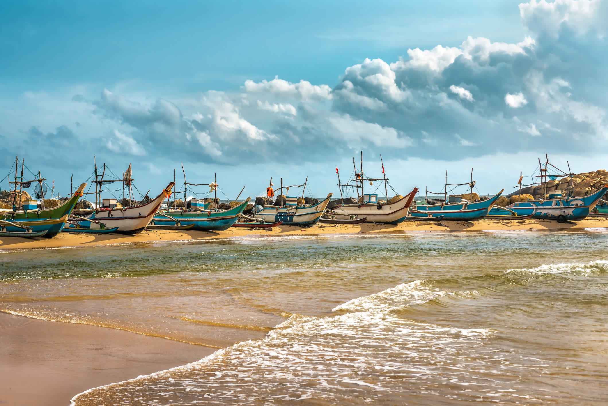 Reihe von Fischerboot auf Sri Lanka