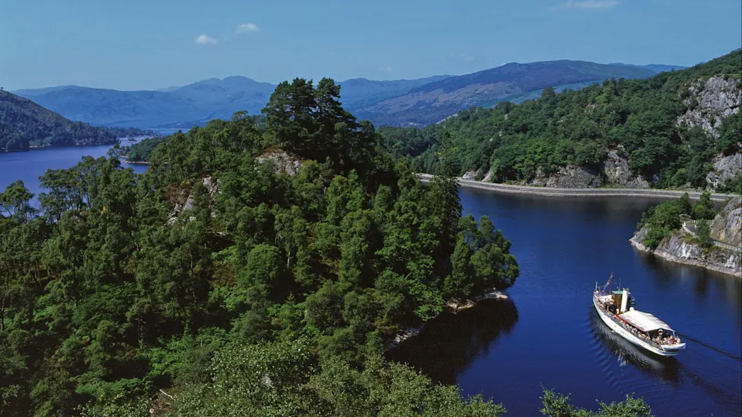 Bootsfahrt, Locj Katrine, Schottland Blick auf einen alten Dampfer auf den See Loch Katrine mit üppiger Vegetation und Hügellandschaft