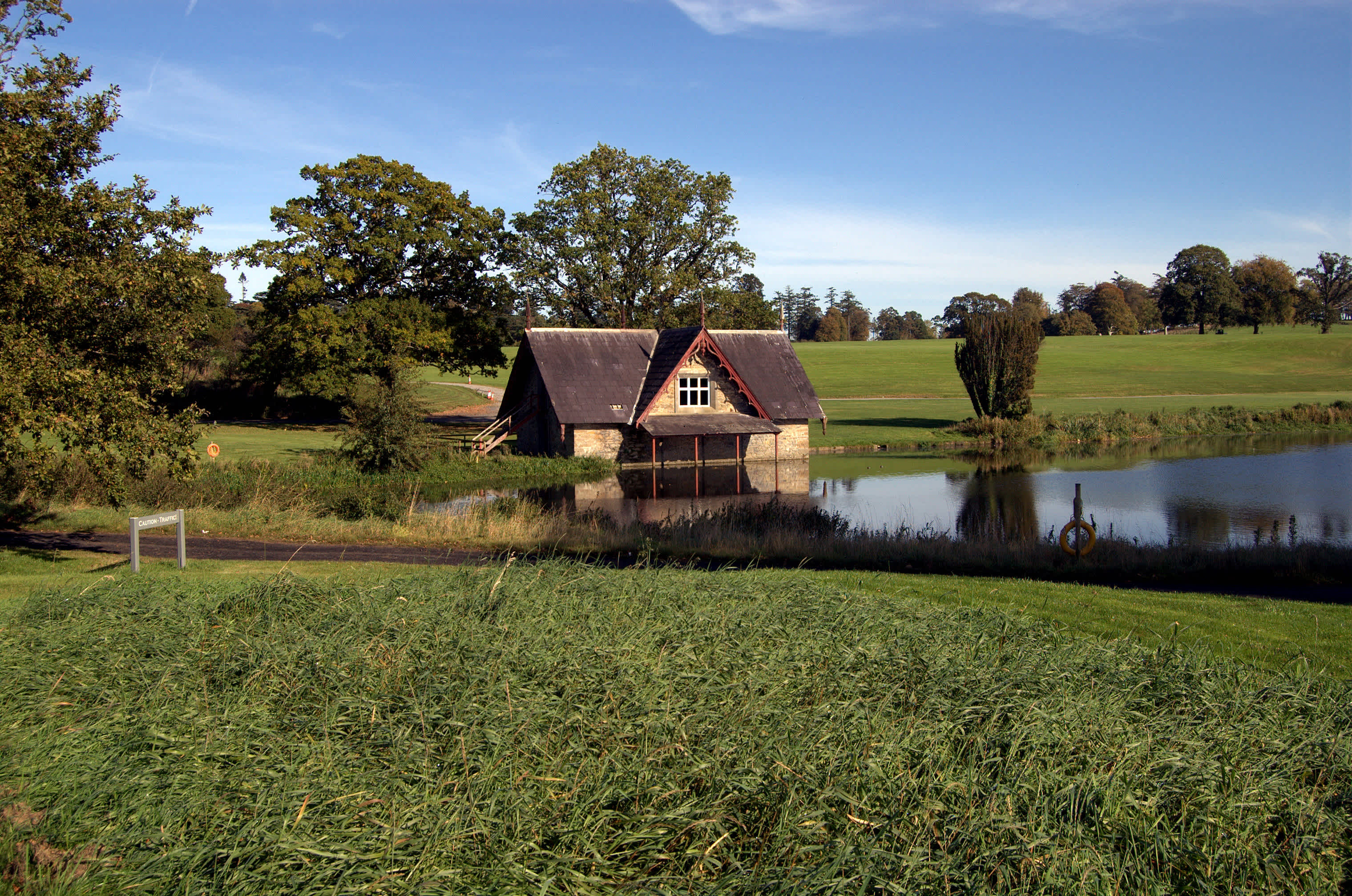 Bootshaus an einem Fluss auf einem Golfplatz in Kildare, Irland.

