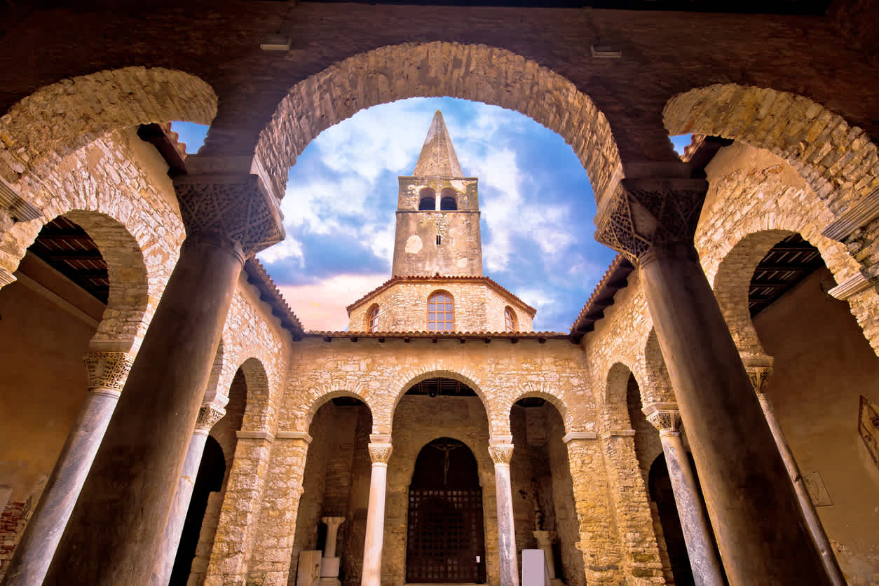 Vue sur la tour de la Basilique d'Euphrasiuse à Porec Arcades en Istrie, Croatie