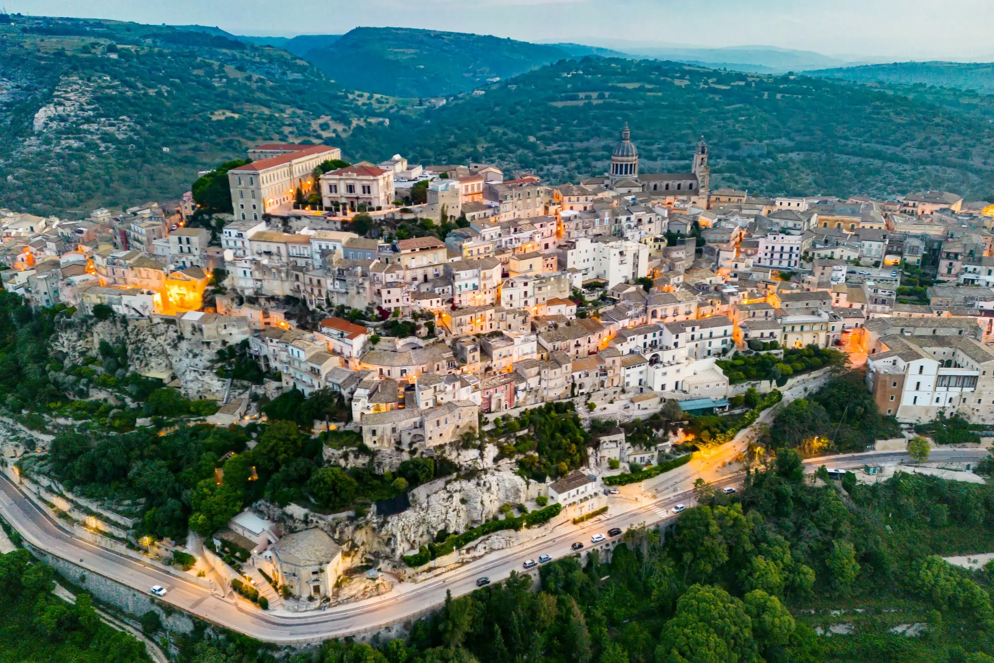 Ragusa vue d'en haut avec route panoramique, Italie