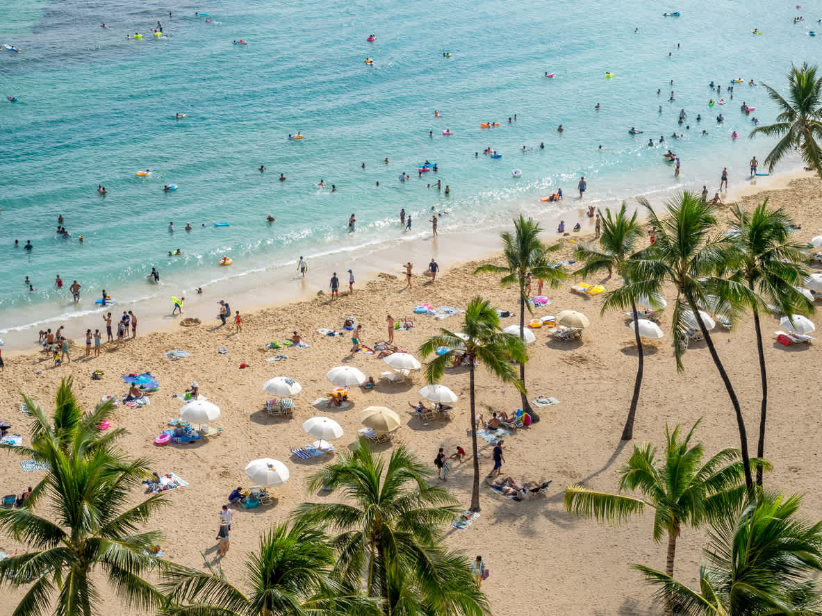 Faites bronzette sur la célèbre plage de Waikiki pendant votre voyage à Hawaï.