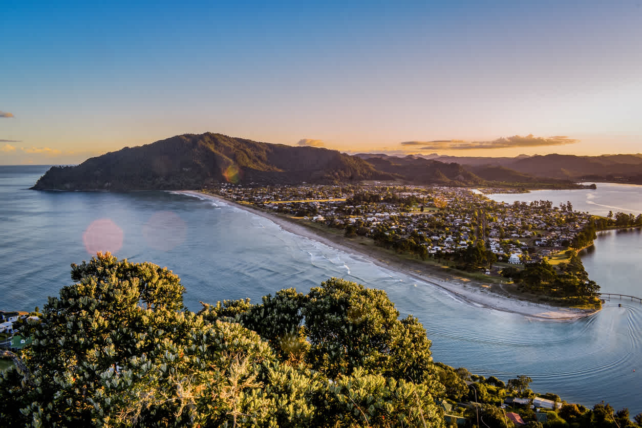 Blick auf den Strand von Pauanui in Neuseeland.