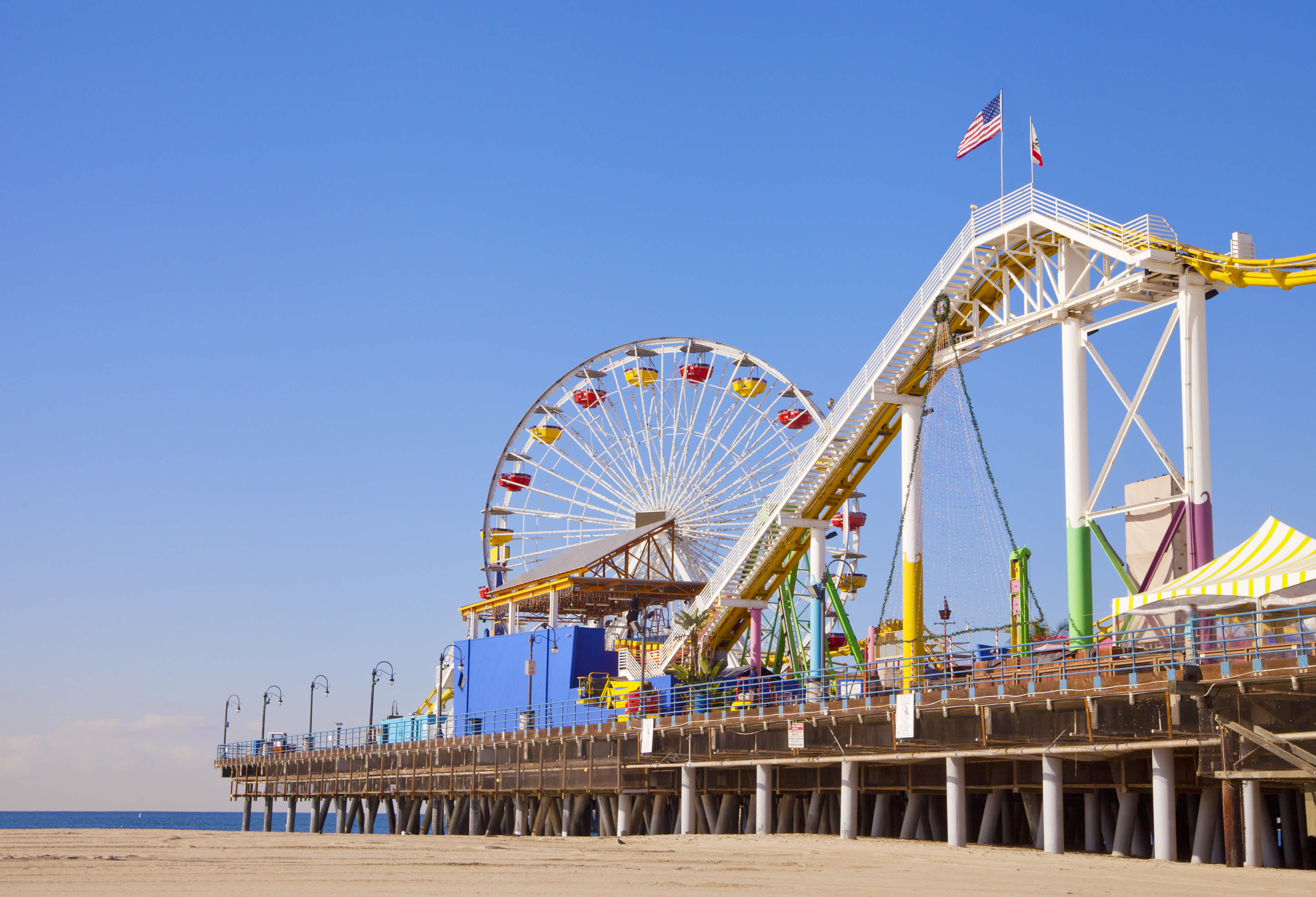 Amusez-vous sur les manèges du Santa Monica Pier à Los Angeles pendant votre road trip en Californie.