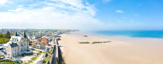 Baladez-vous le long de la côte sur les plages du débarquement pendant vos vacances en Normandie. 