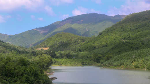 Der Blick auf den Kenh Ha See und die Berge in Nha Trang City, Provinz Khanh Hoa