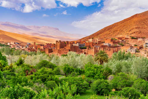 Blick auf Kasbah und Dorf zwischen den Bergen in Marokko 