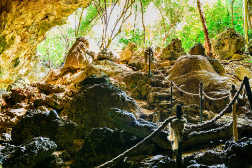 Blick auf Felsen und Steine in der Kalksteinhöhlen, Tansania.

