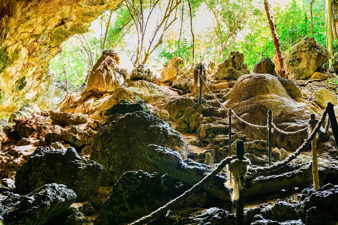 Kalksteinhöhlen Blick auf Felsen und Steine in der Kalksteinhöhlen, Tansania.