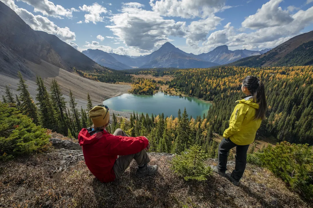 Canmore, Alberta, Kanada Wanderer genießen den Ausblick