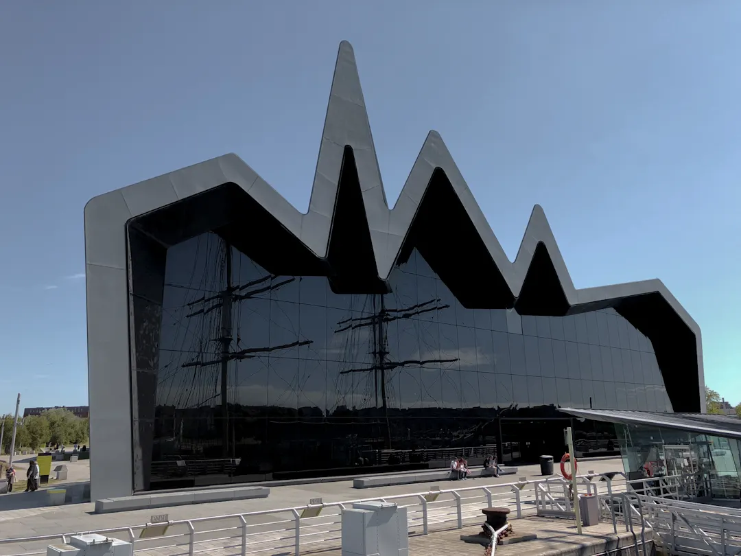 Blick auf das von der Architektin Zaha Hadid entworfene Riverside Museum of Transport in Glasgow, Schottland