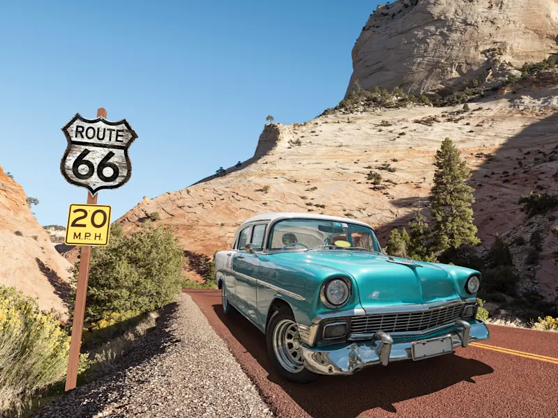 Route 66, Arizona, auto, Vereinigte Staaten Klassisches Auto auf der Route 66, umgeben von roten Felslandschaften. Route 66, Arizona, Vereinigte Staaten.