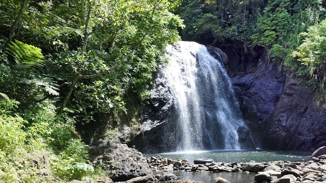Fidschi-Inseln, Vanua Levu, Wasserfall Wasserfall umgeben von Felsen und üppiger Vegetation