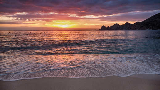 Profitez de la plage Médano pendant vos vacances à Cabo San Lucas considérée comme une attraction à part entière de la station balnéaire.