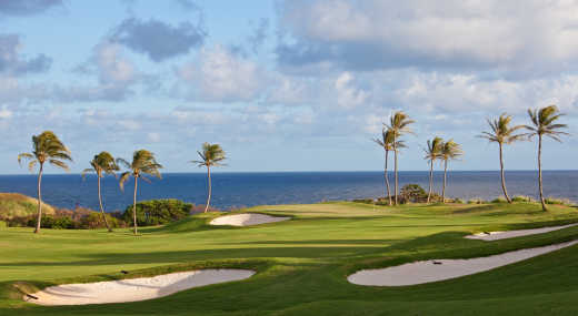 Un terrain de golf sous les tropiques en bord de mer.