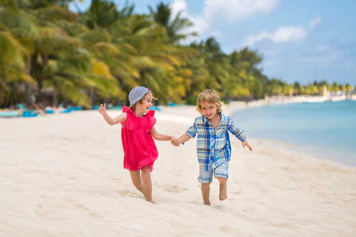 Deux enfants souriants à la plage 