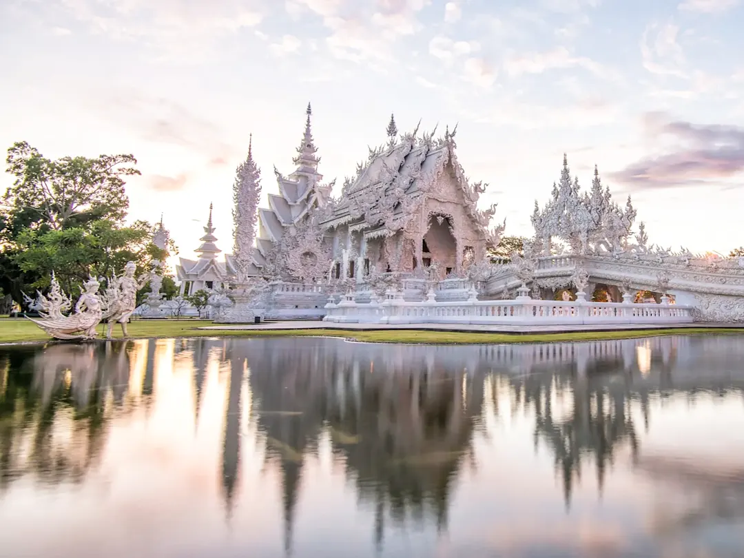 Künstlerisch gestalteter Tempel mit Reflexion im Wasser. Chiang Rai, Nordthailand, Thailand.