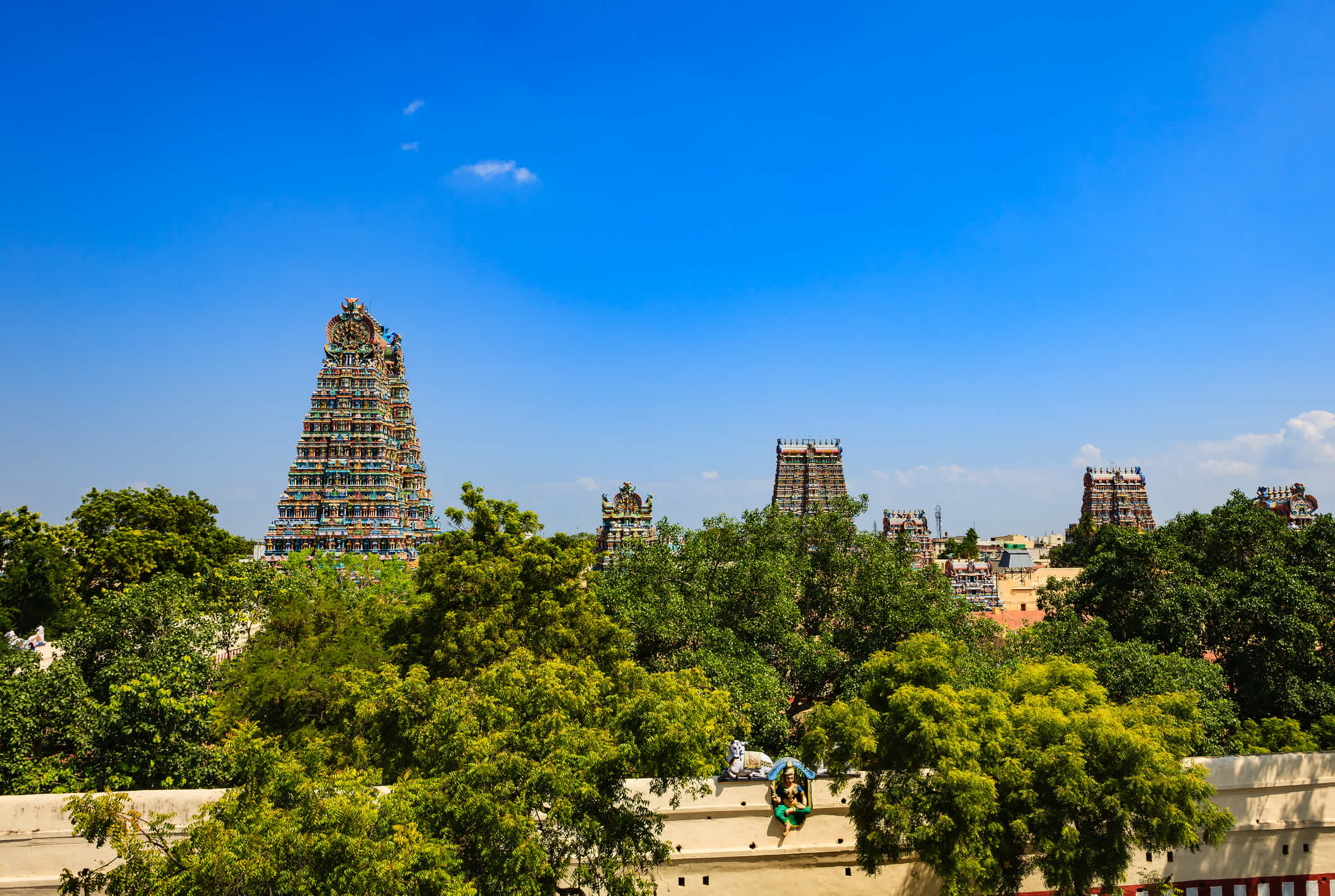 Gopurams des Meenakshi Amman Tempels, bunte Hindutempel in Madurai, Indien.