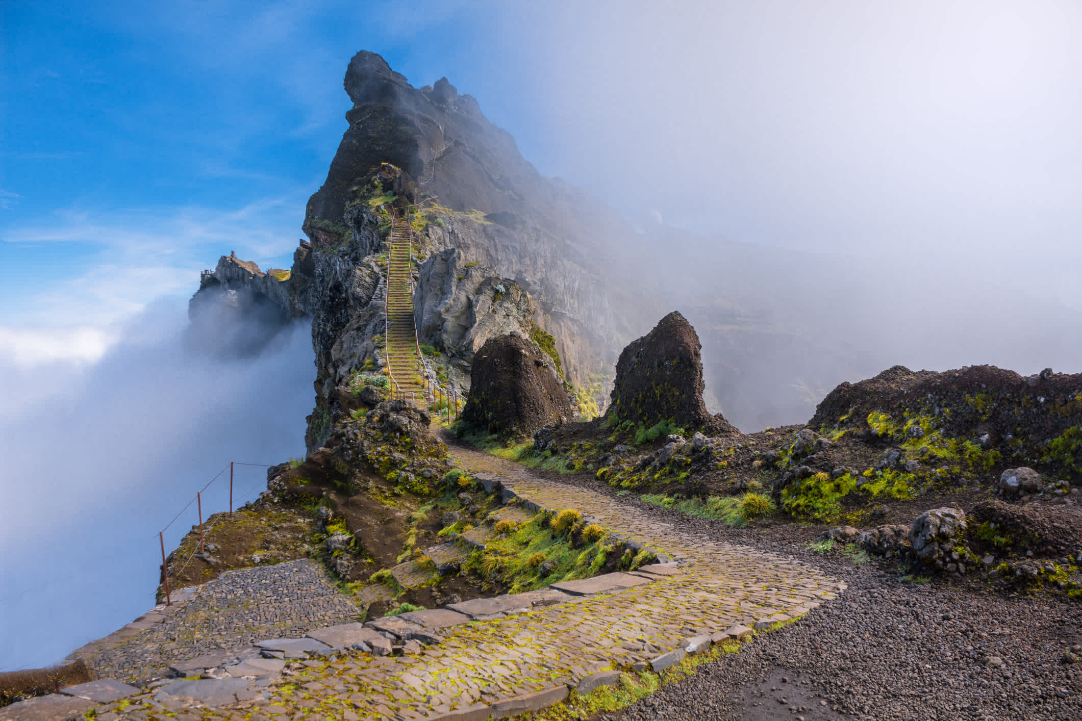 La meilleure randonnée de montagne à Madère, du Pico do Arieiro au Pico Ruivo. Elle est difficile à cause des nombreuses marches à gravir.