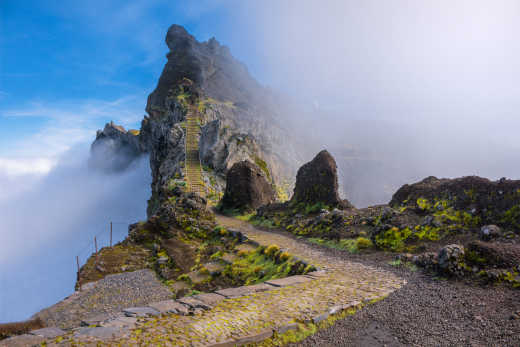 Die beste Bergwanderung auf Madeira vom Pico do Arieiro zum Pico Ruivo. Sie ist anspruchsvoll wegen der vielen Stufen, die zu überwinden sind