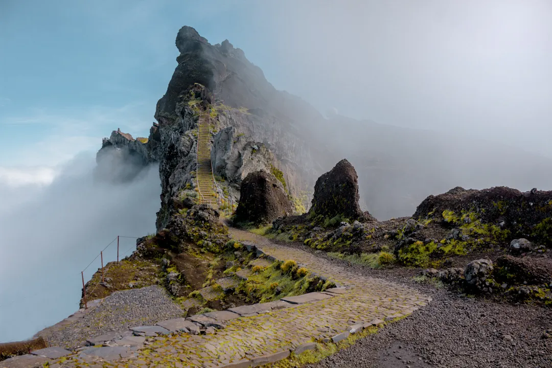 Die beste Bergwanderung auf Madeira vom Pico do Arieiro zum Pico Ruivo. Sie ist anspruchsvoll wegen der vielen Stufen, die zu überwinden sind