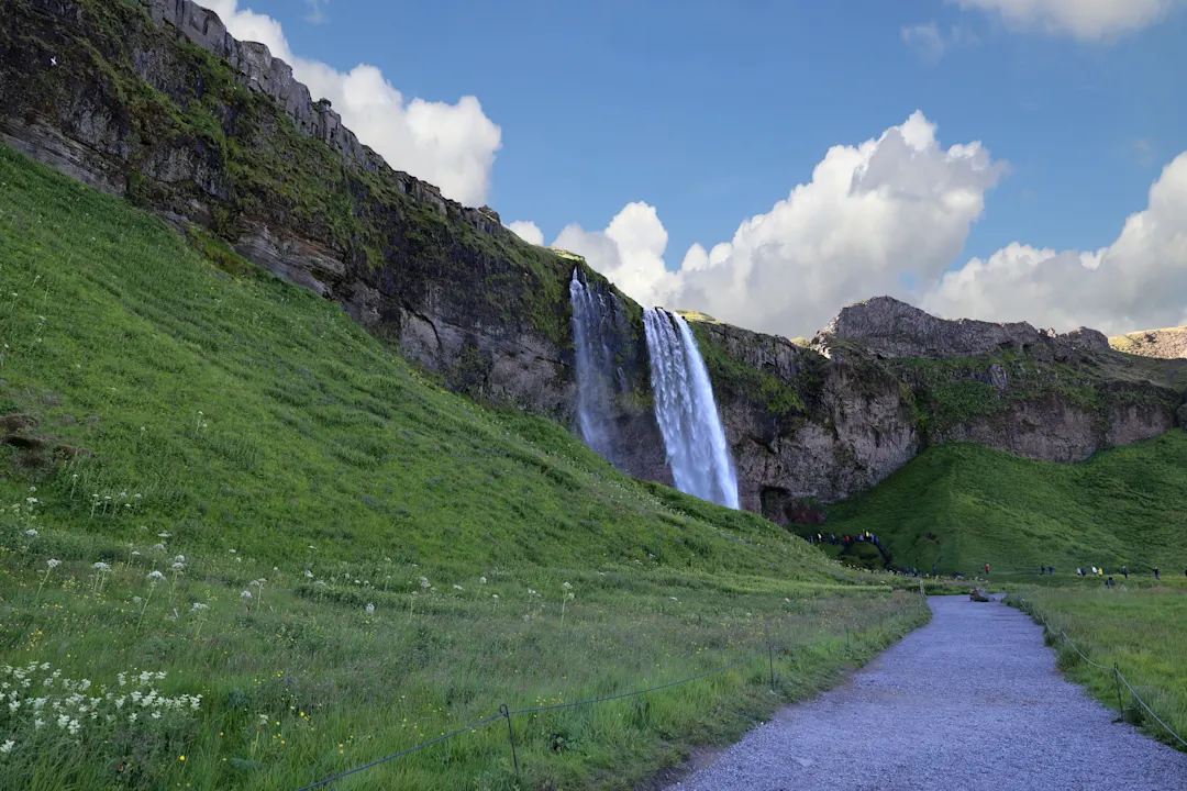 Island-Der Wasserfall Seljalandsfoss in der Gemeinde Rangárþingeystra an der Ringstraße zwischen Hvolsvöllur und Skógar

