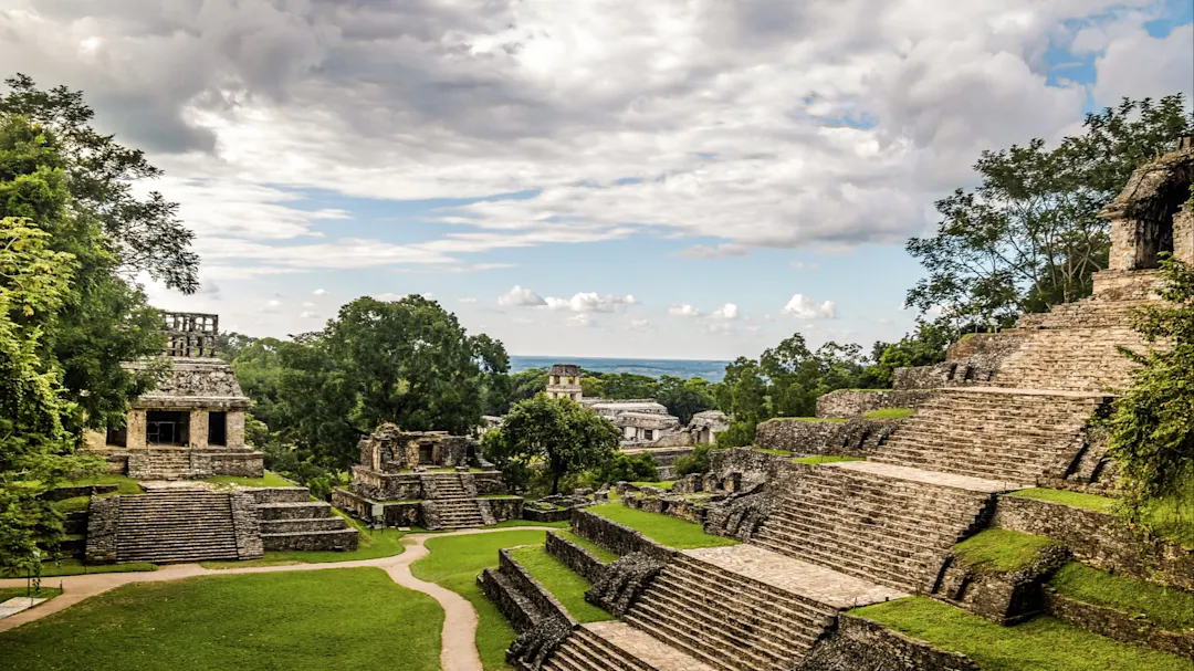 Übersicht über die Maya-Ruinen von Palenque mit Tempeln und Pyramiden in tropischer Landschaft. Palenque, Chiapas, Mexiko.