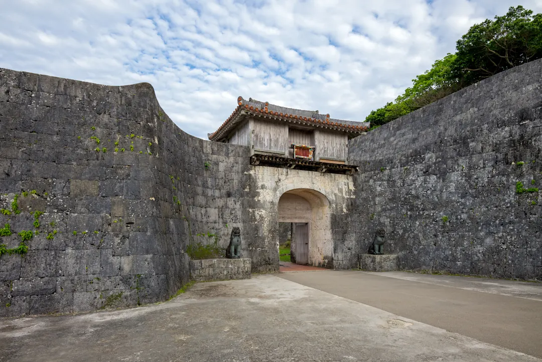 Japan, Okinawa, Shuri-Burg Kankaimon-Tor, das erste Haupttor der Shuri-Burg, Okinawa, Japan.