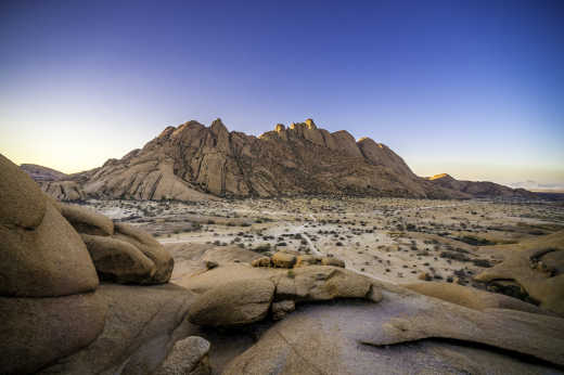 Vue sur les montagnes dans le désert de Namibie