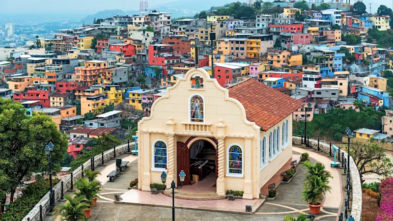 Guayaquil, Guayas, Ecuador Kapelle auf einem Hügel mit farbenfrohen Häusern im Hintergrund. Guayaquil, Guayas, Ecuador.