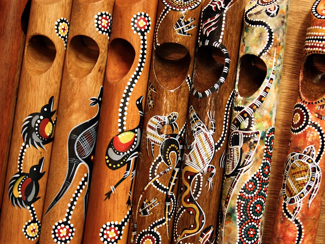Nahaufnahme traditioneller bemalter Didgeridoos mit australischen Kunstmotiven. Cairns, Queensland, Australien.