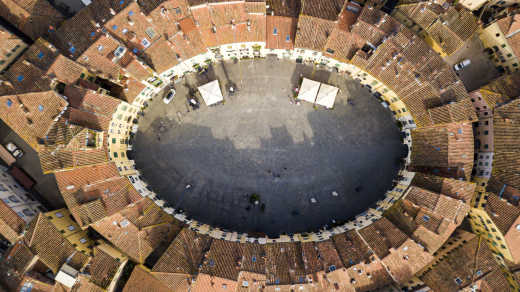 Drohnen-Luftaufnahme der Piazza dell' Anfiteatro in Lucca Italien Piazza dell'Anfiteatro ist ein öffentlicher Platz im nordöstlichen Quadranten des ummauerten Zentrums von Lucc