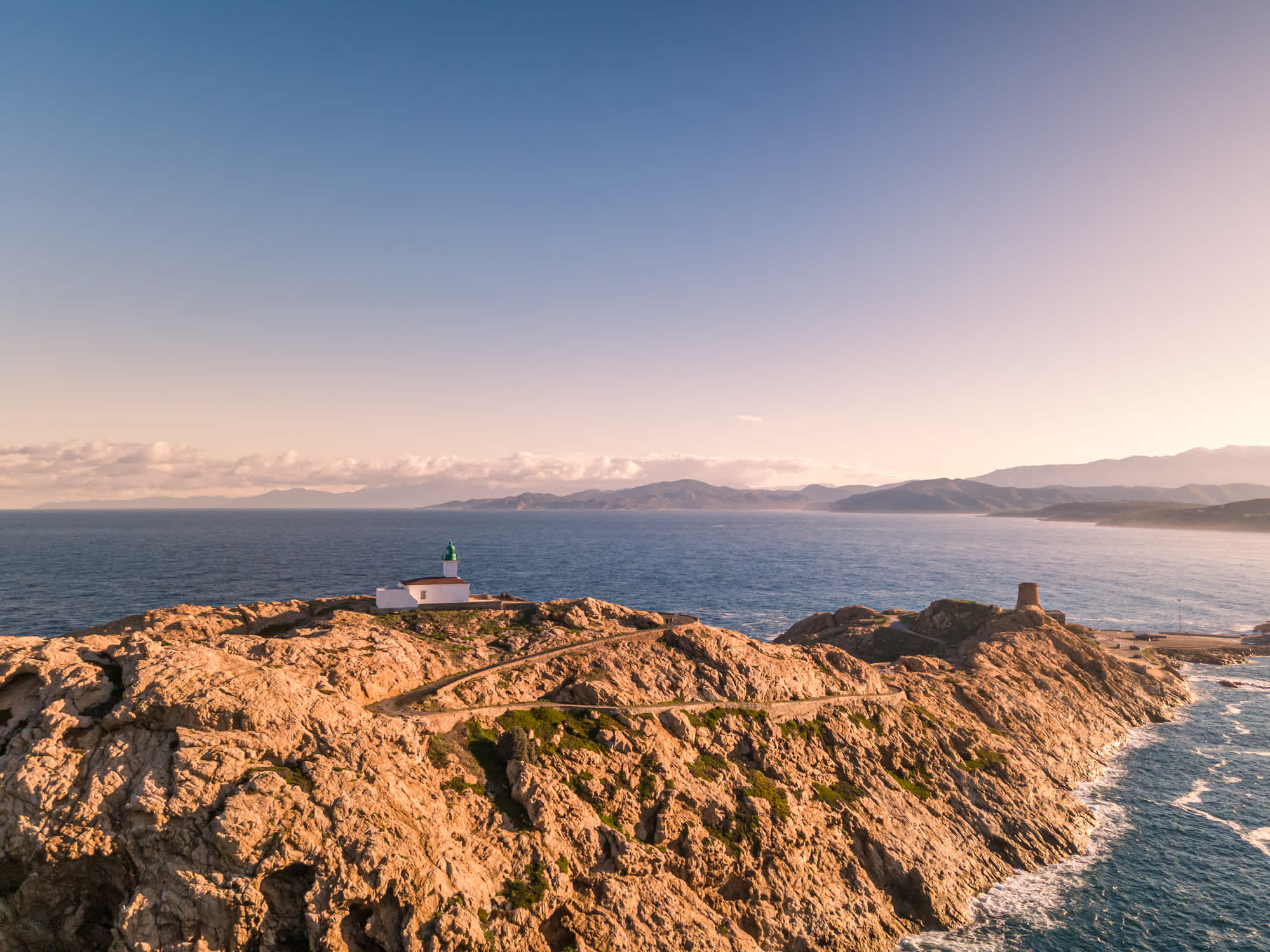 Luftaufnahme des Leuchtturms von La Pietra auf Korsika.
