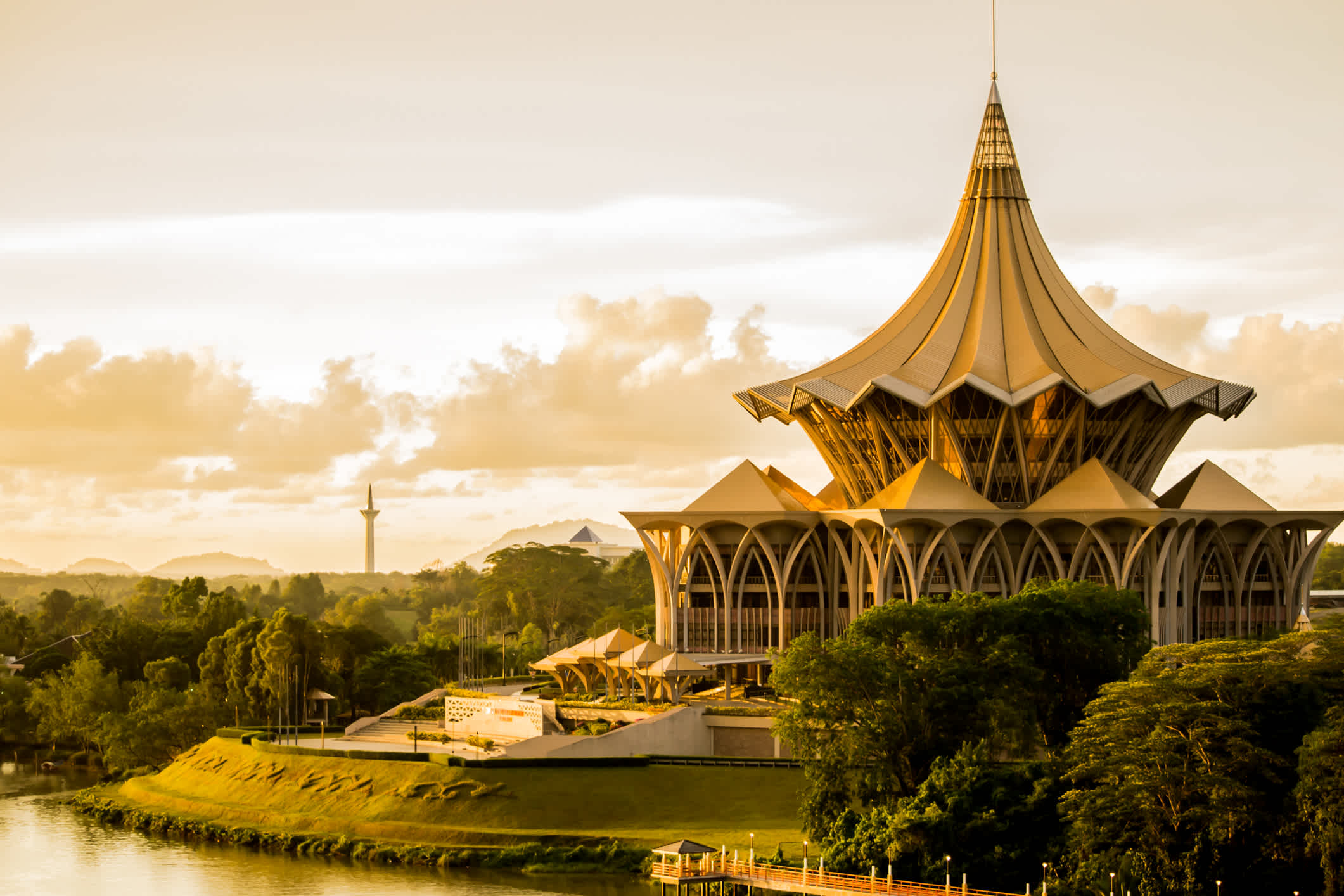 Blick auf die Esplanade am Ufer des Flusses in Kuching (Borneo) bei Sonnenuntergang.