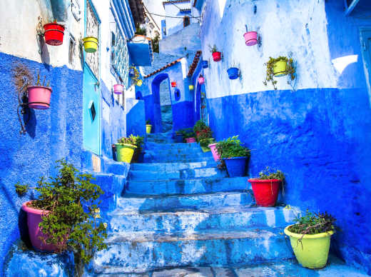 Escaliers et maisons peintes en bleu dans la médina de Chefchaouen au Maroc