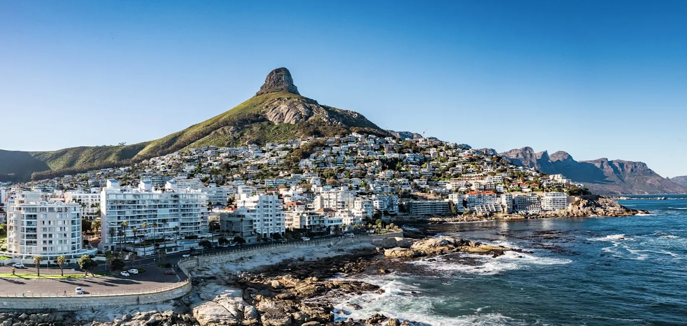 Kapstadt, Westkap, Südafrika Küstenstadt mit modernen Gebäuden vor dem markanten Lion's Head Berg. Kapstadt, Westkap, Südafrika.