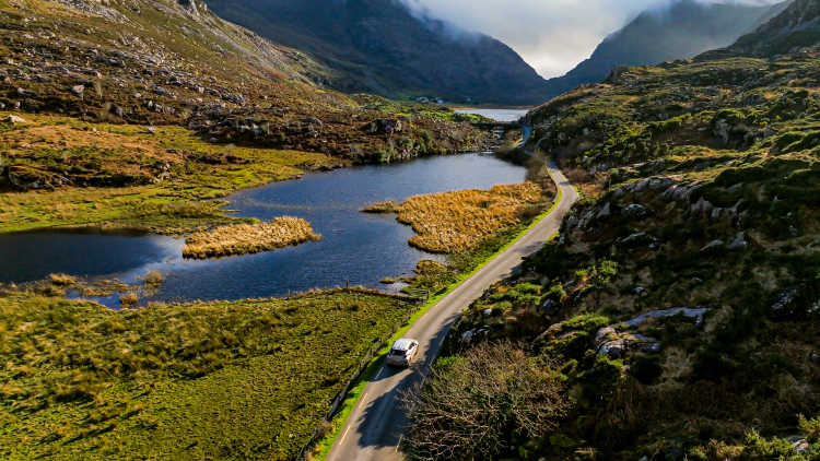 Gap of Dunloe, County Kerry, Autofahren auf der Bergstraße am Seeufer, Luftaufnahme des malerischen Gebirgspasses, Luftaufnahme der Natur und der Straße, Luftaufnahme der kurvenreichen Straße, Naturentspannungsvideo, Autofahren auf kurvenreicher Straße