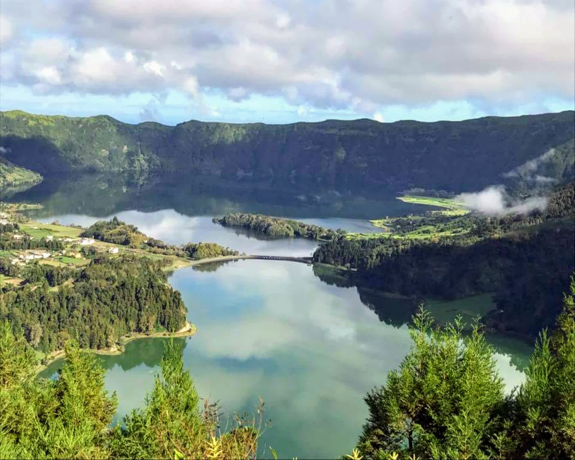 Un lac jumeau dans le cratère d'un volcan éteint à Sao Miguel, Açores, Portugal