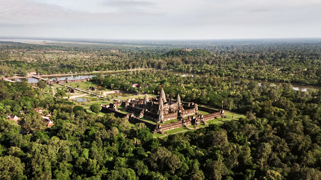 Luftaufnahme des Angkor-Wat-Tempels, umgeben von tropischem Grün. Siem Reap, Kambodscha.
